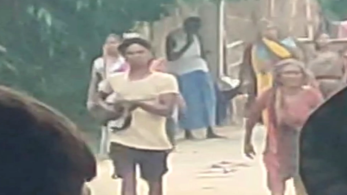 Bihar: जमीन विवाद में दिनदहाड़े हथियारों का प्रदर्शन! रायफल-देसी कट्टा लहराने का वीडियो वायरल, दो गिरफ्तार