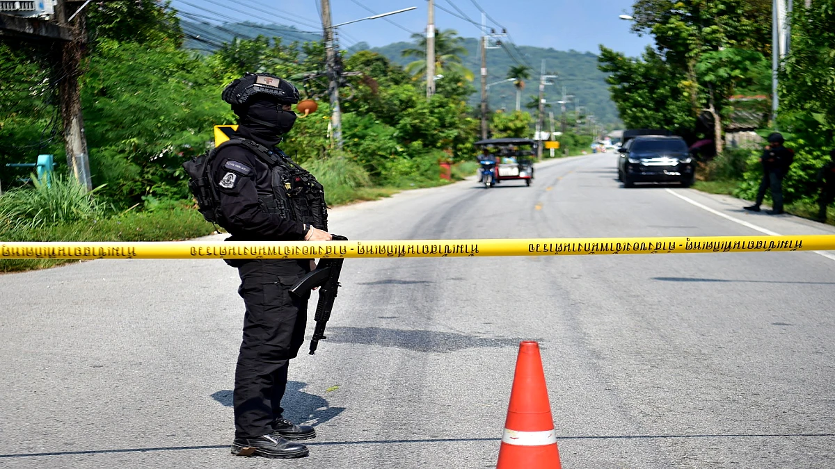 Dozens of attacks in southern Thailand wound three people