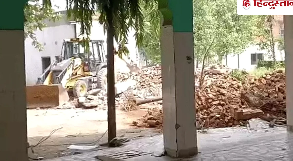 ऐक्शन से पहले ही संचालक ने मदरसे को बुलडोजर से ढहाया; धर्मांतरण और अवैध कब्जे का आरोप