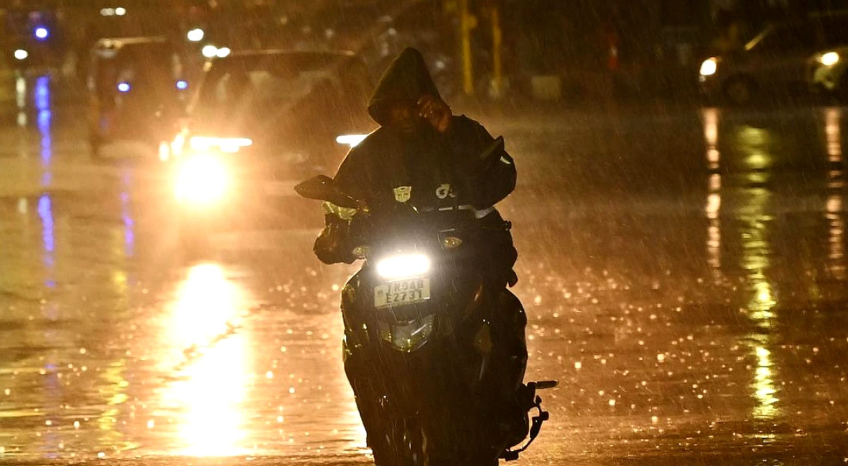 Rain lashes city on Sunday evening