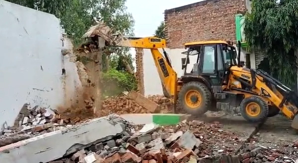 मदरसे पर प्रशासन की बड़ी कार्रवाई, जेसीबी से ढहाया अवैध निर्माण