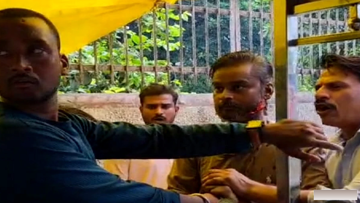 गाल में धंसा चाकू: अस्पताल पहुंचे युवक की हालत देख चिकित्सक हैरान, कुल्चे विक्रेता से हुआ झगड़ा