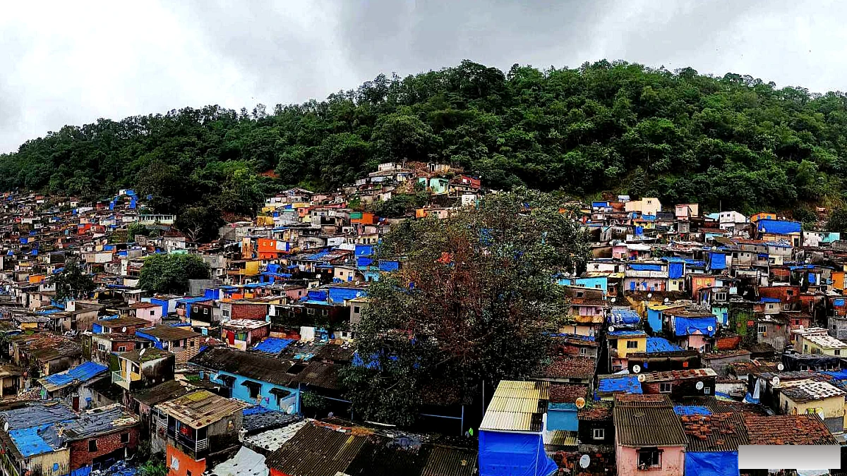 मुंबई को पता है कि भूस्खलन का खतरा कहां है। यह अभी भी लोगों को स्थानांतरित नहीं कर सकता है