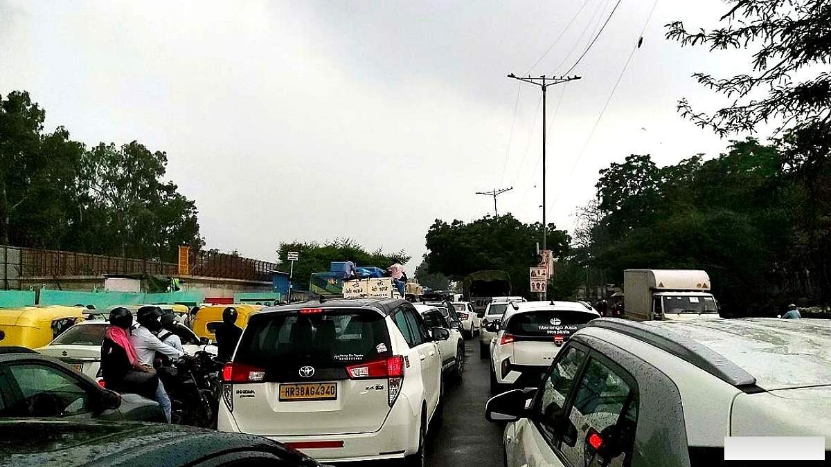 NCR में मूसलाधार बारिश, जलभराव से सड़कों पर रेंग रहीं गाड़ियां