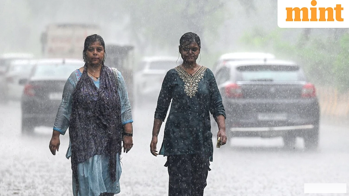 दिल्ली रेड अलर्ट पर, मौसम में बदलाव, राजधानी में भारी बारिश; सड़कों और गलियों में पानी भर गया