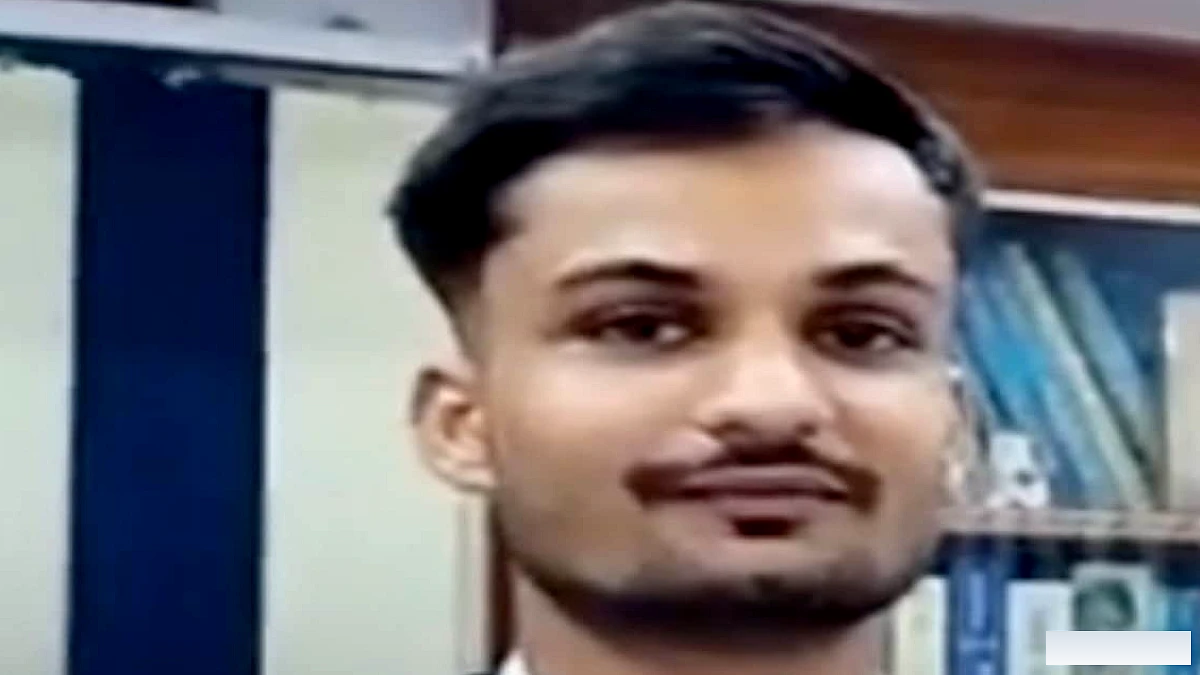 नवादा के बैडमिंटन खिलाड़ी राज आर्यन सम्मानित, डॉ. अनुज सिंह ने सौंपा मोमेंटो