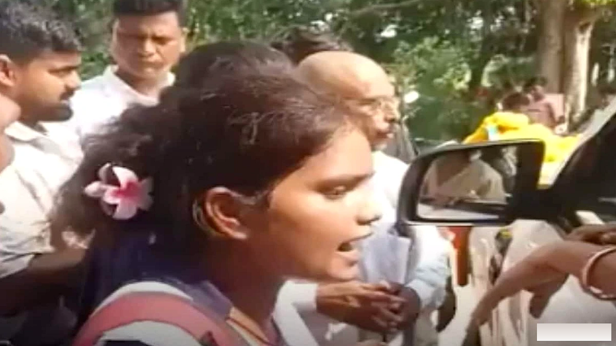 नवादा में छात्राओं ने विधायक विभा देवी के वाहन को रोका, स्कूल की बदहाल व्यवस्था पर उठाया सवाल