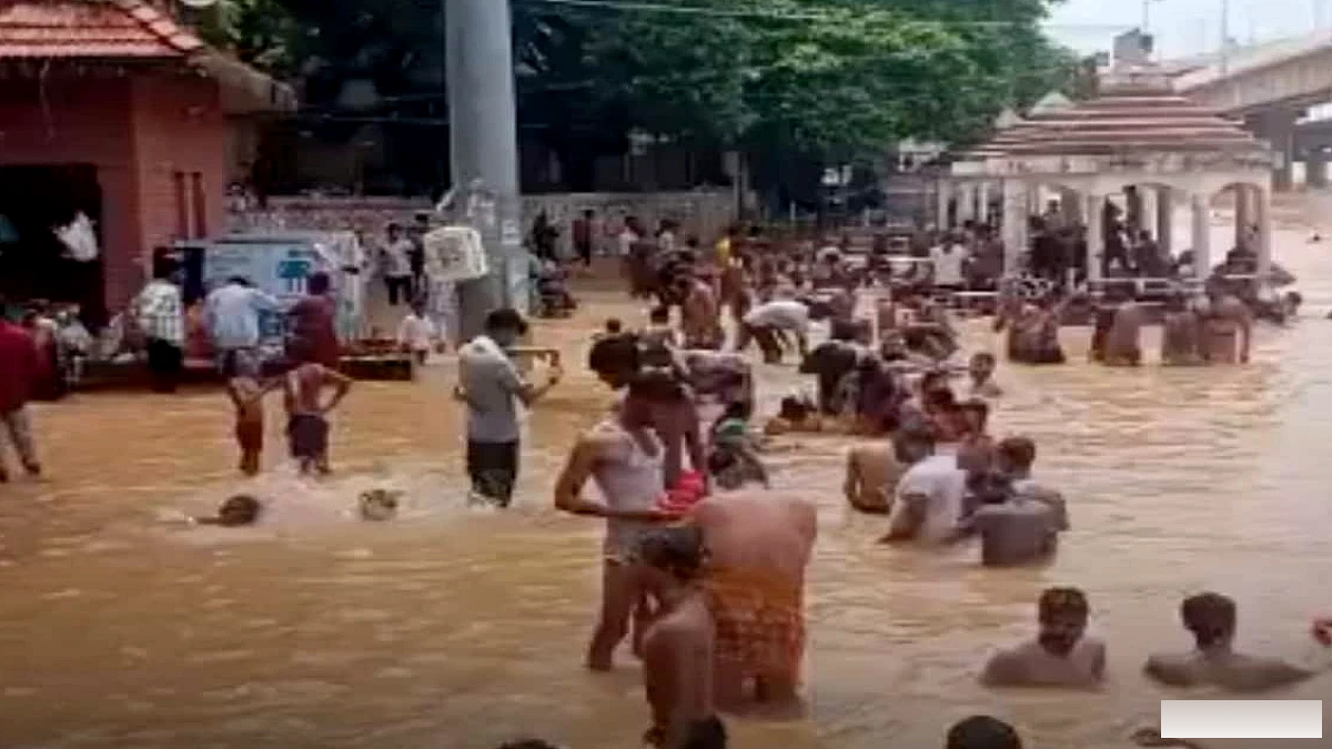पटना में खतरे के निशान से ऊपर गंगा, NIT घाट पर बाढ़ के पानी में नहा रहे बच्चे