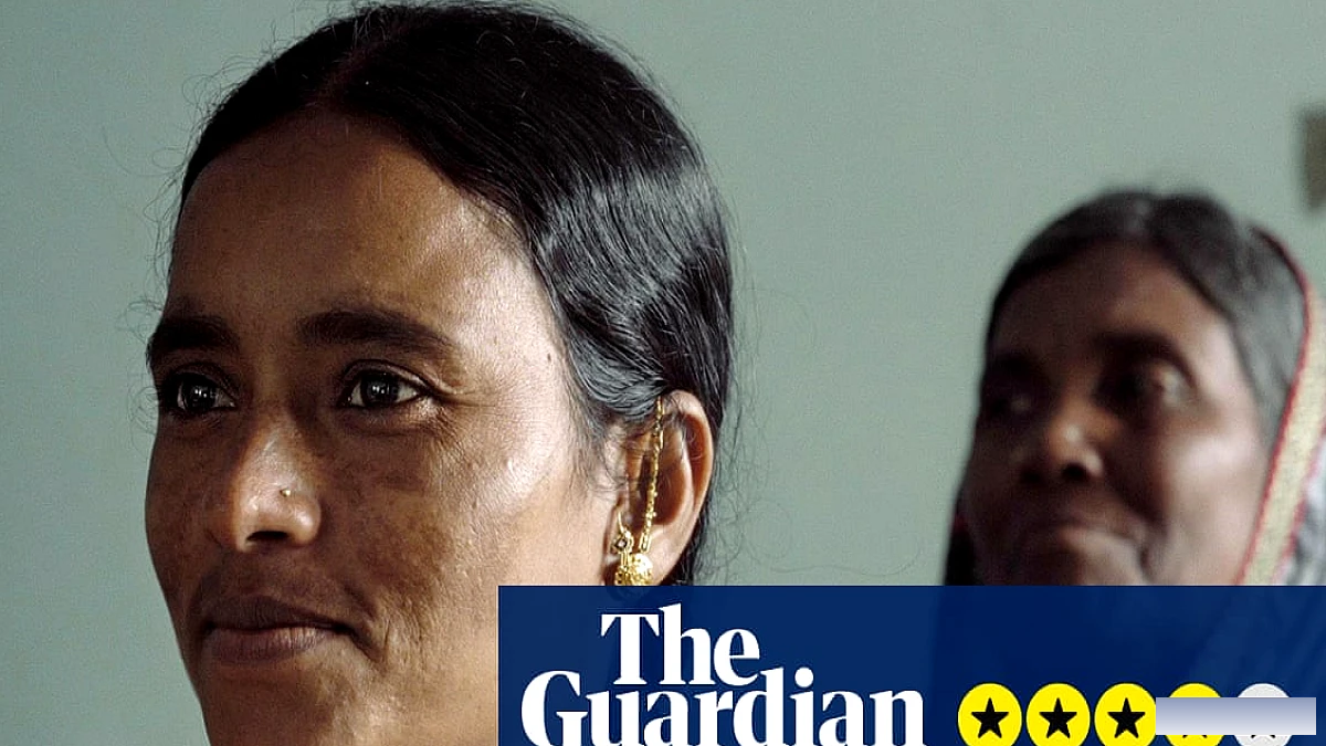 मार्चिंग इन द डार्क समीक्षा - ग्रामीण भारतीय विधवाएँ गरीबी और वर्जनाओं से लड़ते हुए आश्चर्यजनक लचीलापन दिखाती हैं