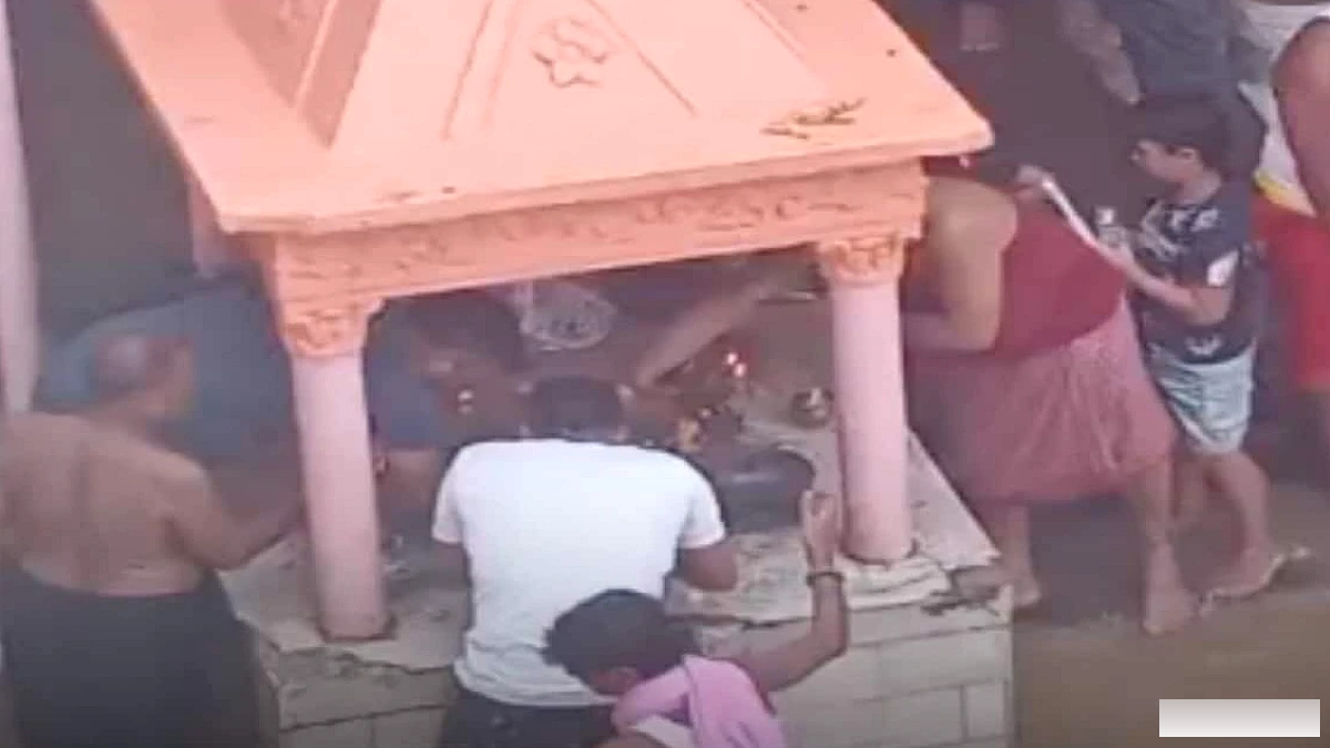 पटना में सावन की अंतिम सोमवारी पर गंगा के बढ़े जलस्तर में डूबा शिवलिंग, भक्तों ने किया दैवीय जलाभिषेक