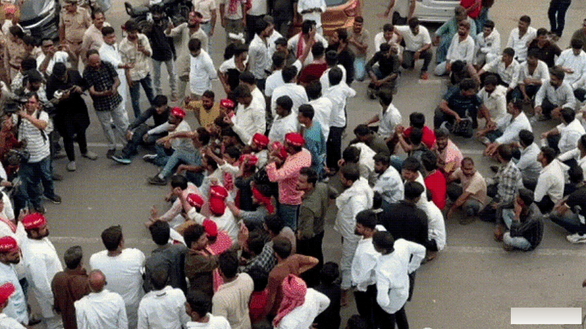 लखनऊ में 243 भैंसों की नीलामी को लेकर बवाल, सपा-आजाद समाज पार्टी का जोरदार प्रदर्शन