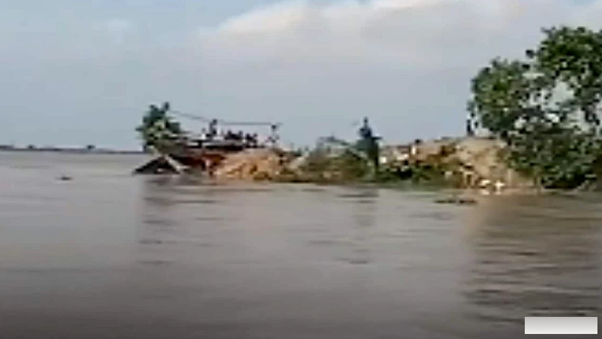 भागलपुर में गंगा का तटबंध टूटा, ऊर्जा मंत्री बुलो मंडल के आवास में घुसा बाढ़ का पानी
