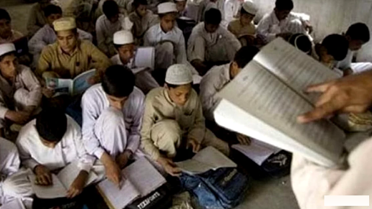 558 अनुदानित मदरसों को सौंपि, नियम‑विरुद्ध नियुक्तियों सहित कई शिकायतें