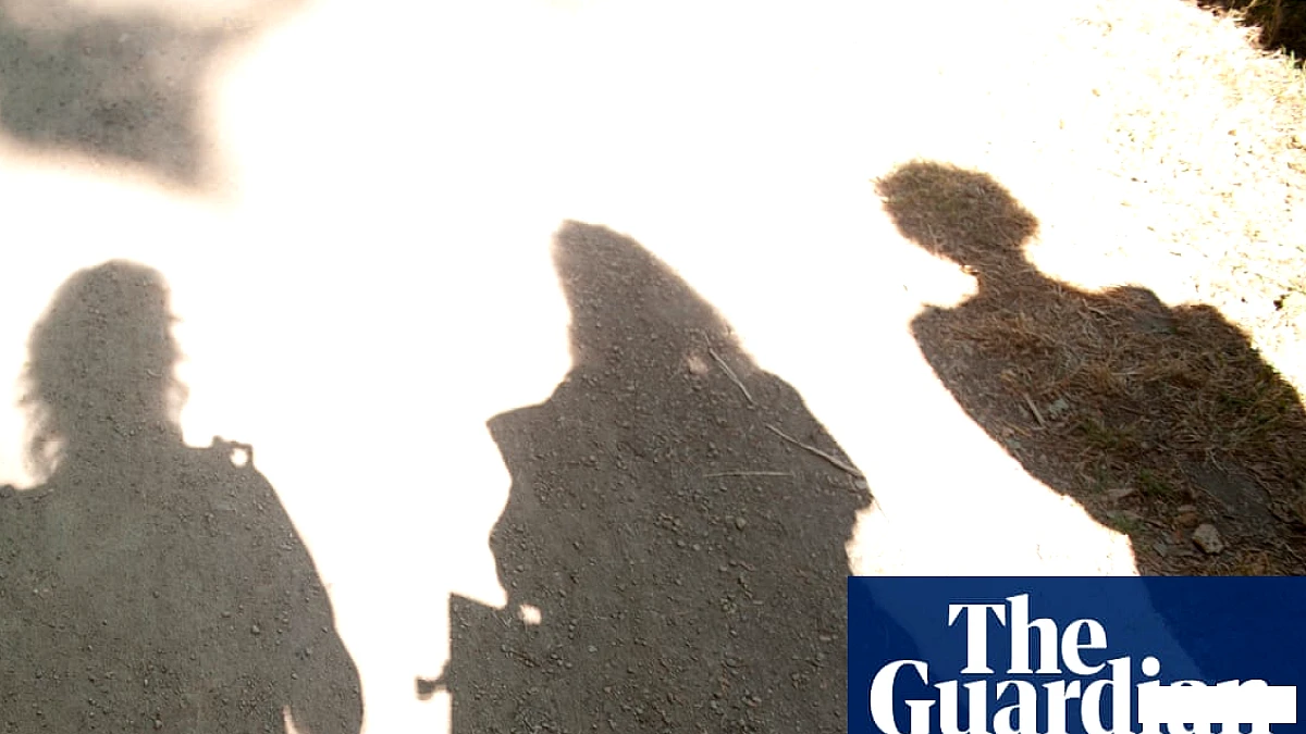 समीक्षा में कहा गया है कि समर्थन में 'अत्यधिक गिरावट' इंग्लैंड में देखभाल छोड़ने वालों की मृत्यु में योगदान दे रही है