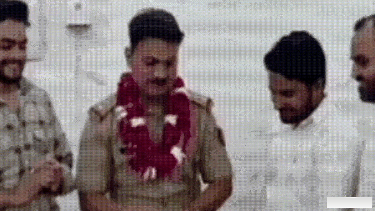 दारोगा ने अपराधी के साथ मनाया बर्थडे, पुलिस चौकी में काटा केक, वीडियो वायरल