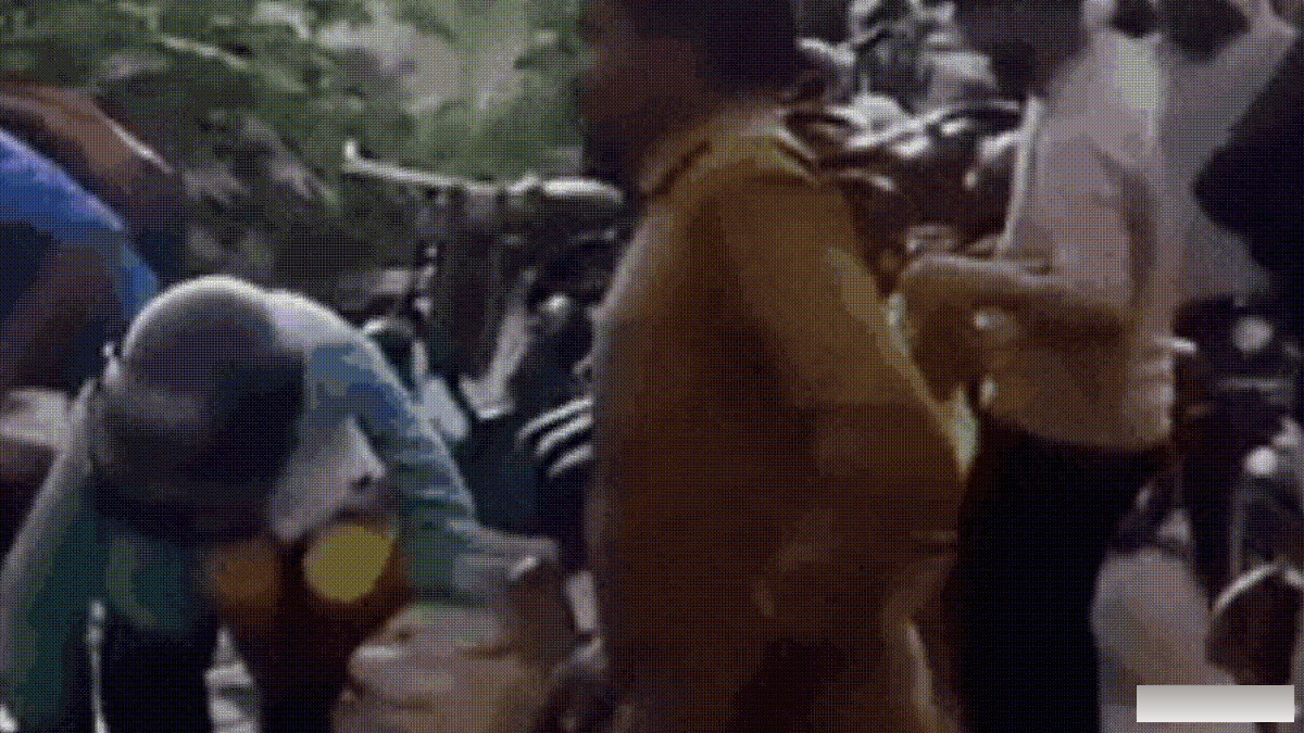 कचरे में पड़ी एक्सपायर्ड चाकलेट, टॉफी के लिए मची लूट, बैग में भर-भरकर ले गए लोग
