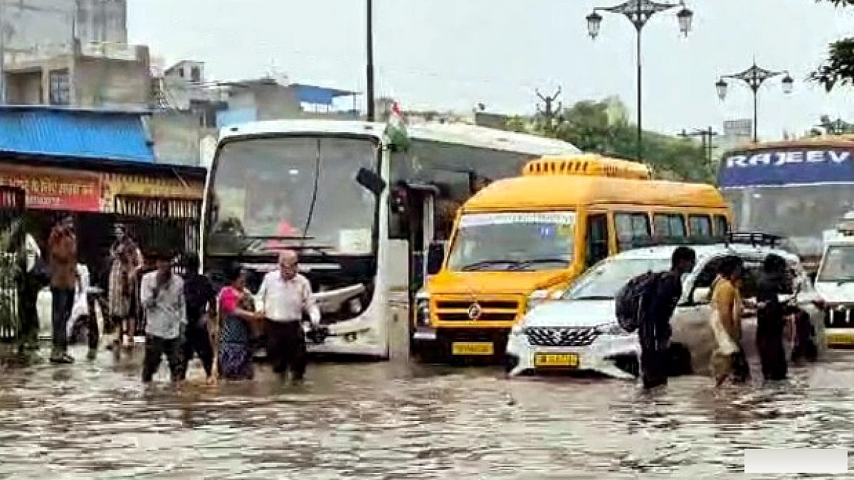कुछ घंटों की बारिश और बेहाल गुरुग्राम! सड़कें डूबीं, स्कूल ऑनलाइन... WFH की नौबत