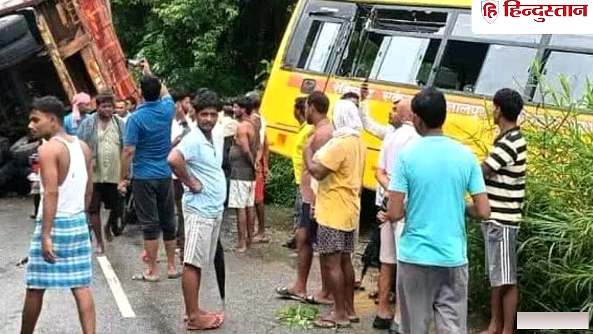 ट्रक की टक्कर से पलटी स्कूल बस; 20 छात्र बाल-बाल बचे, अंबेडकरनगर में टला बड़ा हादसा