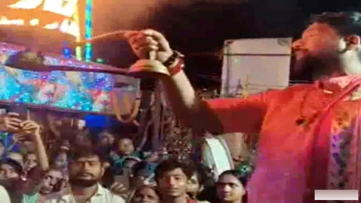 बेगूसराय में बर्फ से सजा पंचमुखी महादेव, संध्या आरती में श्रद्धालुओं की भीड़