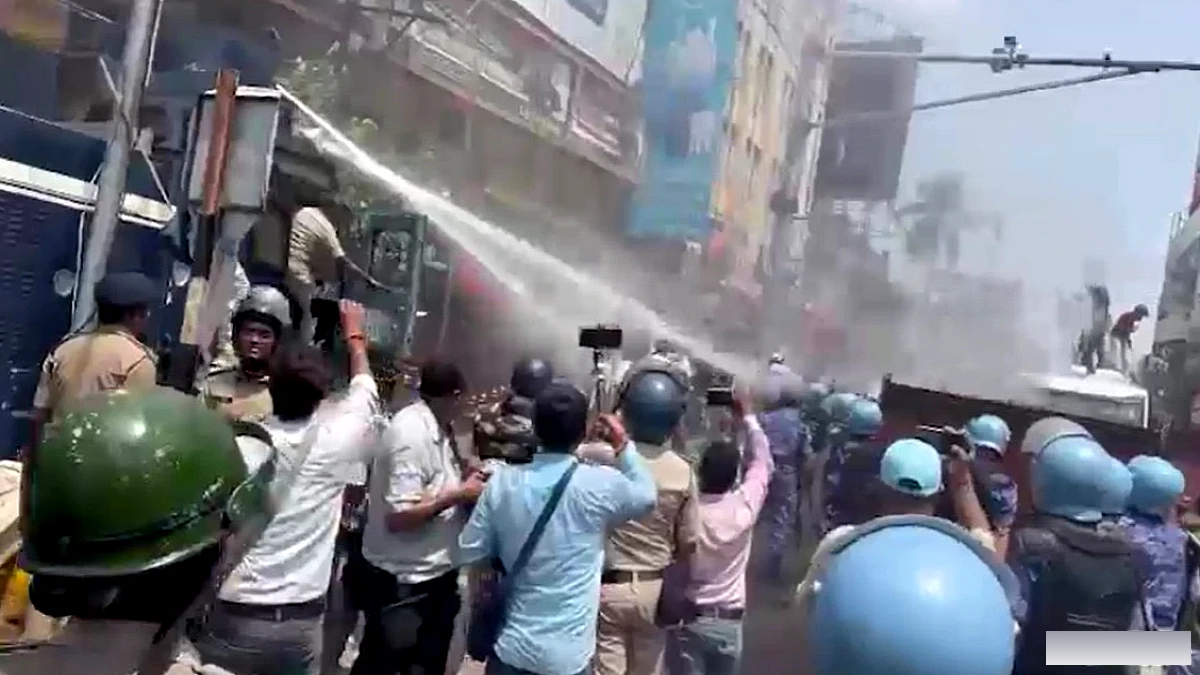 CM आवास घेरने जा रहे छात्रों का पटना में बवाल, पुलिस ने की पानी की बौछार