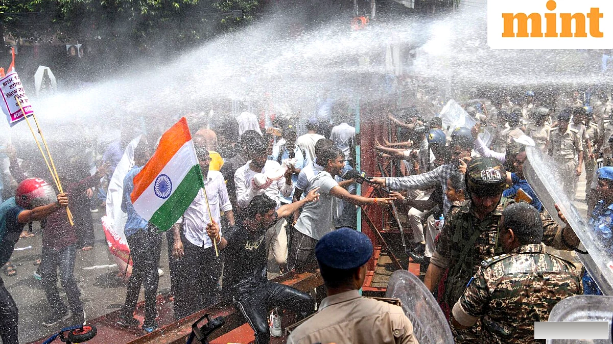 पटना शिक्षक भर्ती विरोध: पुलिस ने छात्रों को हिरासत में लिया, प्रदर्शनकारियों द्वारा मुख्यमंत्री आवास का घेराव करने की कोशिश के दौरान उन पर पानी की बौछारें की गईं