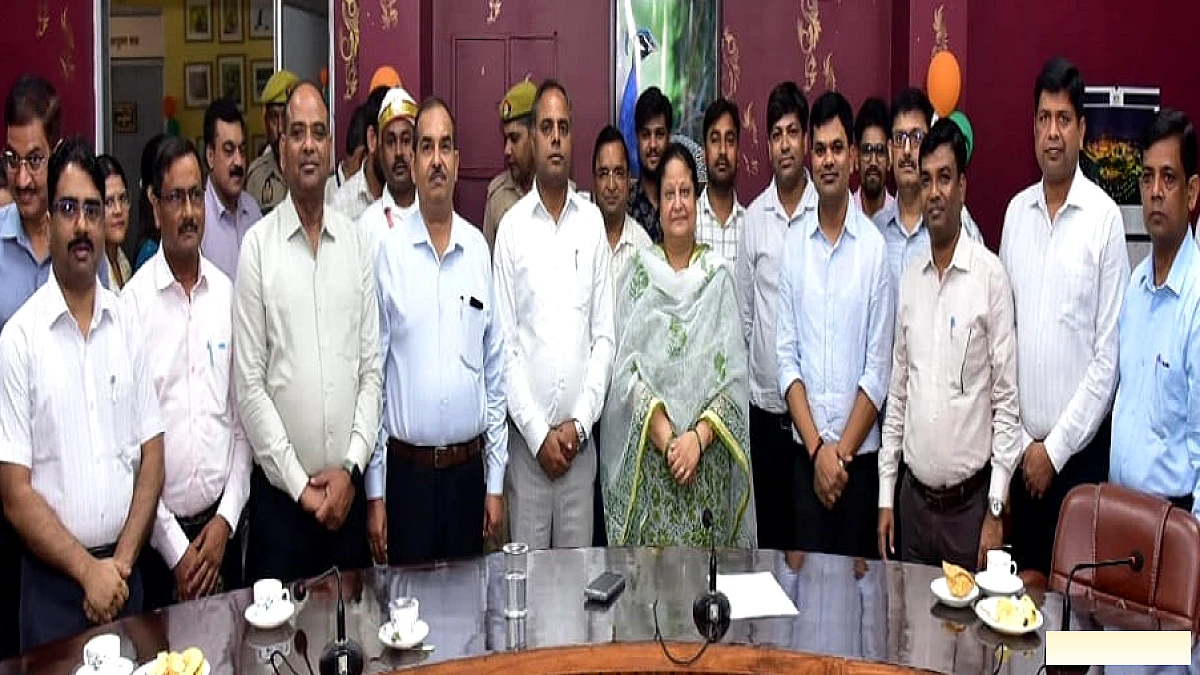 तबादला होने पर अलीगढ़ से मुराबाद जाते हुए छलकीं कमिश्नर संगीता की आंखें, बोलीं- अच्छा, अब चलते हैं