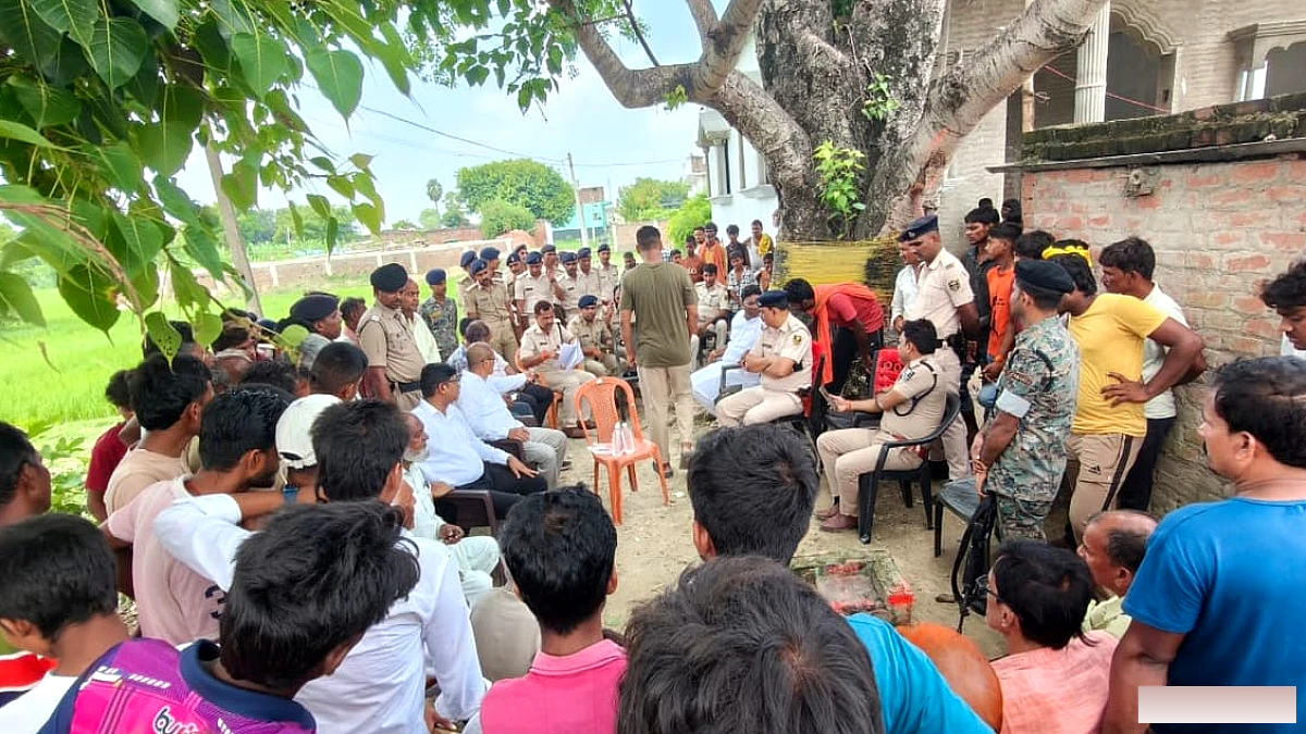 चैनछपरा में पूजा के बाद विवाद, असामाजिक तत्वों ने तोड़ी मूर्ति; प्रशासन ने की शांति समिति की बैठक