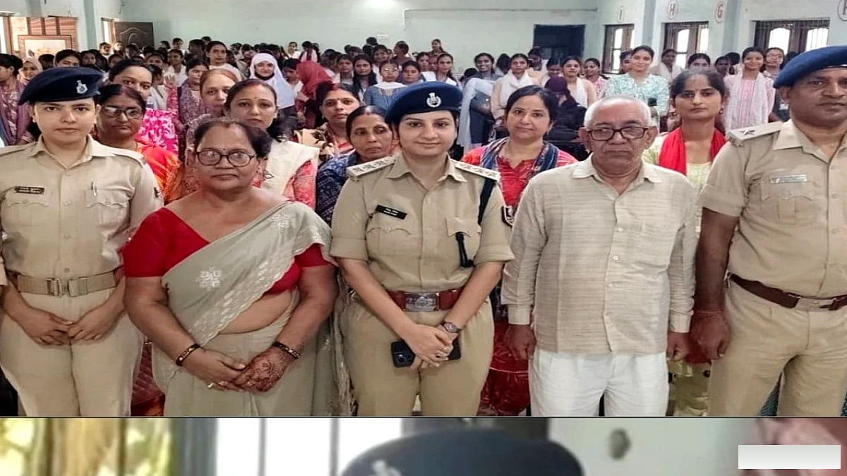 भभुआ में साइबर सुरक्षा जागरूकता कार्यक्रम, पुलिस ने छात्राओं को ऑनलाइन धोखाधड़ी से बचाव के उपाय बताए