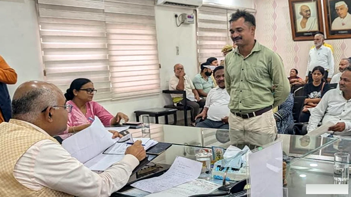 शस्त्र लाइसेंस अपने नाम कराने आया युवक, डीएम ने कहा‑तुम्हारी पीक ही तुम्हारा हथियार, पहले पान मसाला छोड़ो
