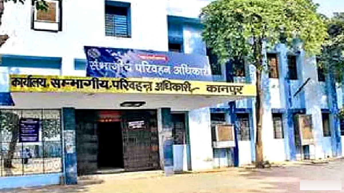कानपुर के आरटीओ में रसीद से अधिक रकम लेने के आरोपों के बीच बाबू विपिन मिश्रा फिर काम पर दिखे