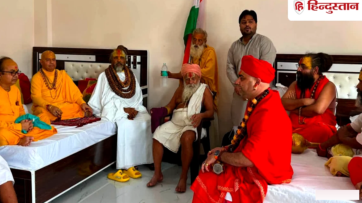 अयोध्या में जुटे संतों को बैठक से रोकने पर रार, बोले- बड़े लोगों को बचाया जा रहा