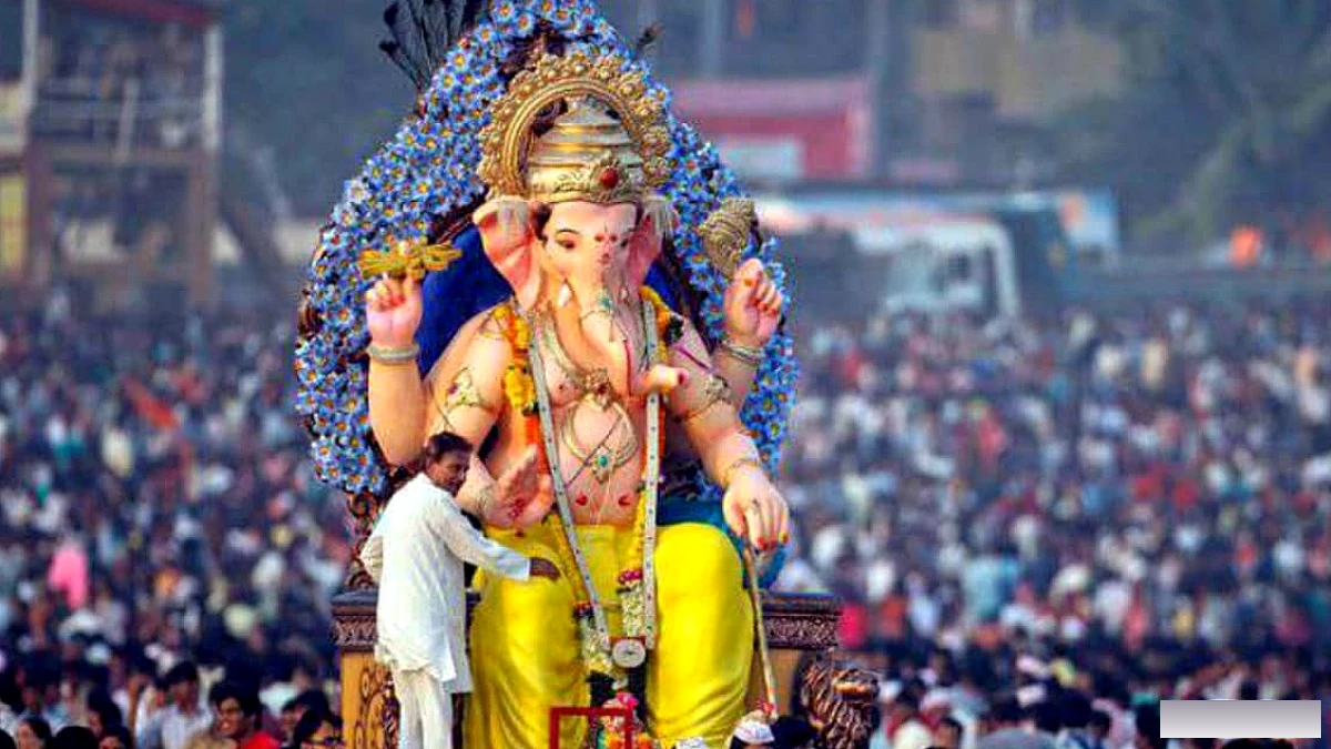 दानिश खान ने पटाखे के धुएं से परेशान होकर अंडे फेंके