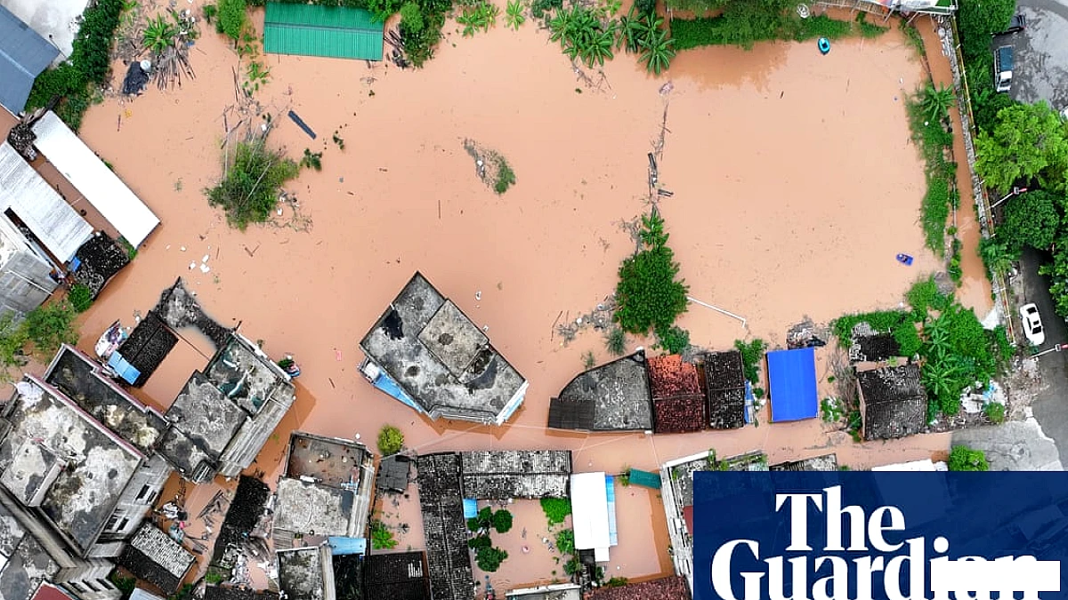 चीन में रिकॉर्ड बाढ़ के पानी में घर डूब गए और बड़े पैमाने पर निकासी हुई