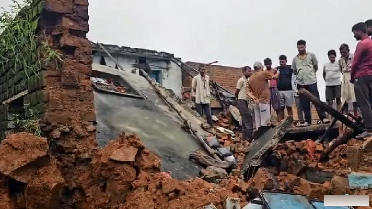 महोबा में मूसलाधार बारिश का कहर: पक्का मकान ढहने से बुजुर्ग दंपती की मौत, 5 वर्षीय बच्ची घायल