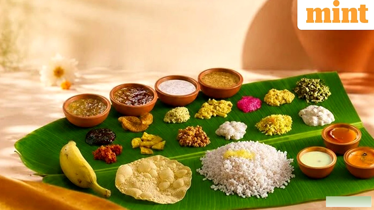 केरल के सद्या व्यंजनों के लिए अंतिम मार्गदर्शिका - केले के पत्ते पर क्या और किस क्रम में होता है?