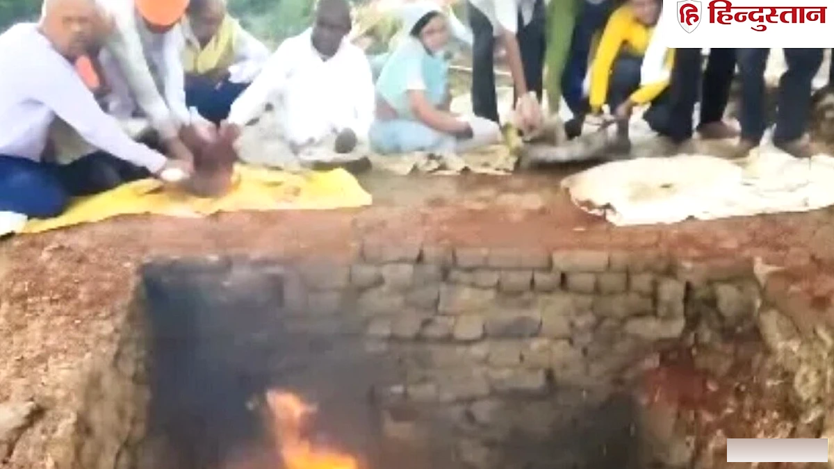 मंत्रों के साथ 3 क्विंटल लाल मिर्च से हवन, लोगों ने आहुतियां दी; पुरोहित बोले- बीमारियां भाग जाएंगी