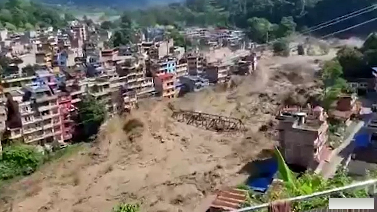 पहाड़ों से उठा धुएं का गुबार और फिर महाप्रलय... नेपाल में बाढ़ के 4 खौफनाक VIDEO