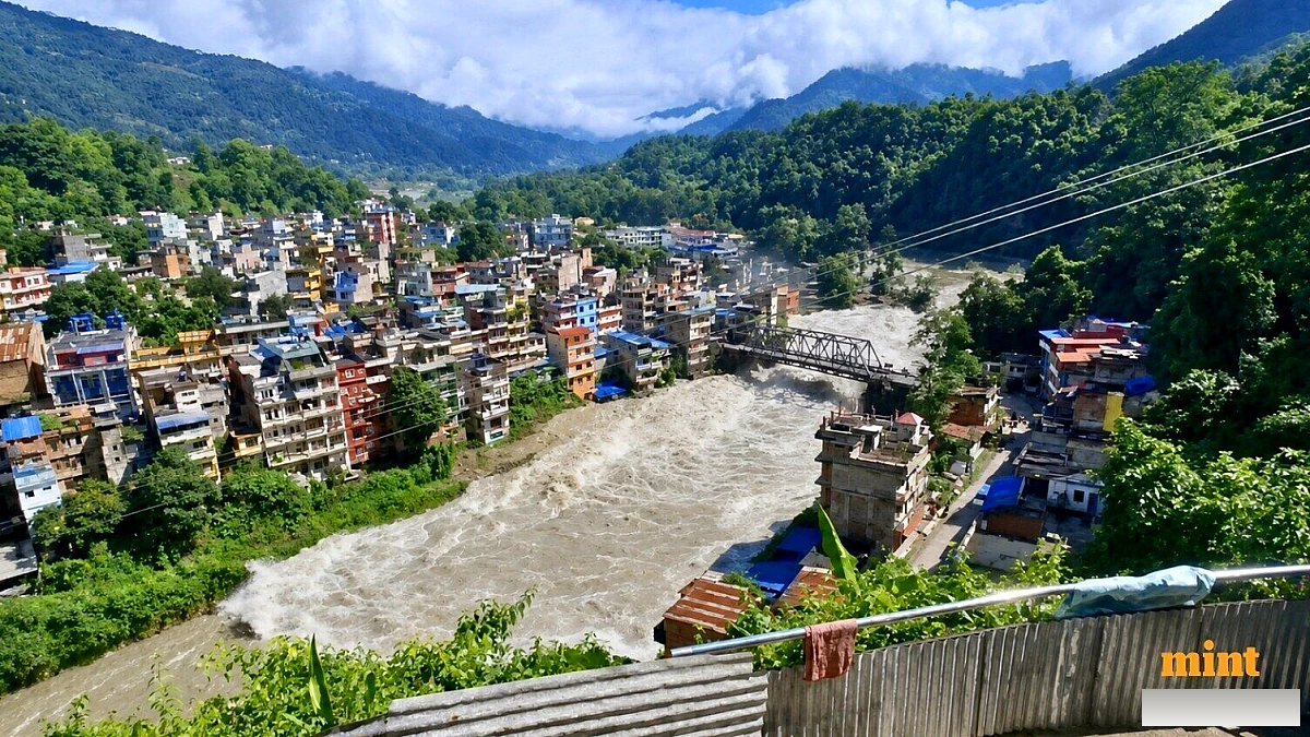 नेपाल के नाटकीय वीडियो में कस्बों में भीषण बाढ़, पुल ढहते हुए दिखाया गया है घड़ी