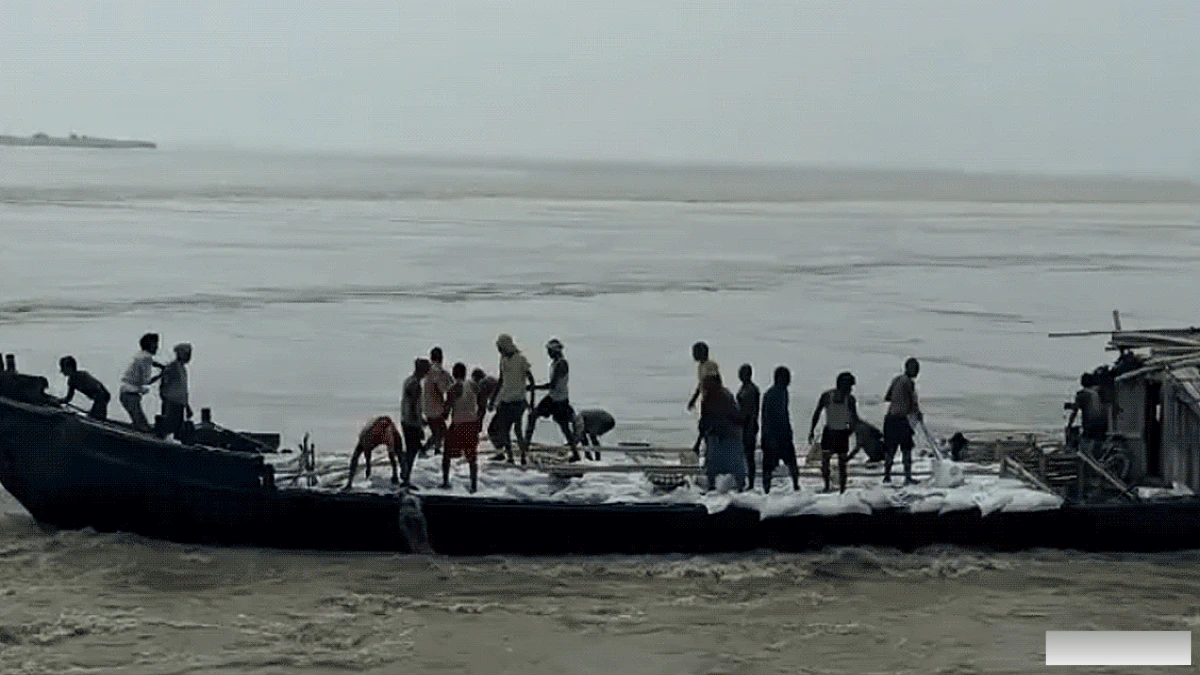 गंगा की धार में पलटी मजदूरों से भरी नाव, 18 सवारों में 6 लापता; SDRF का रेस्क्यू जारी