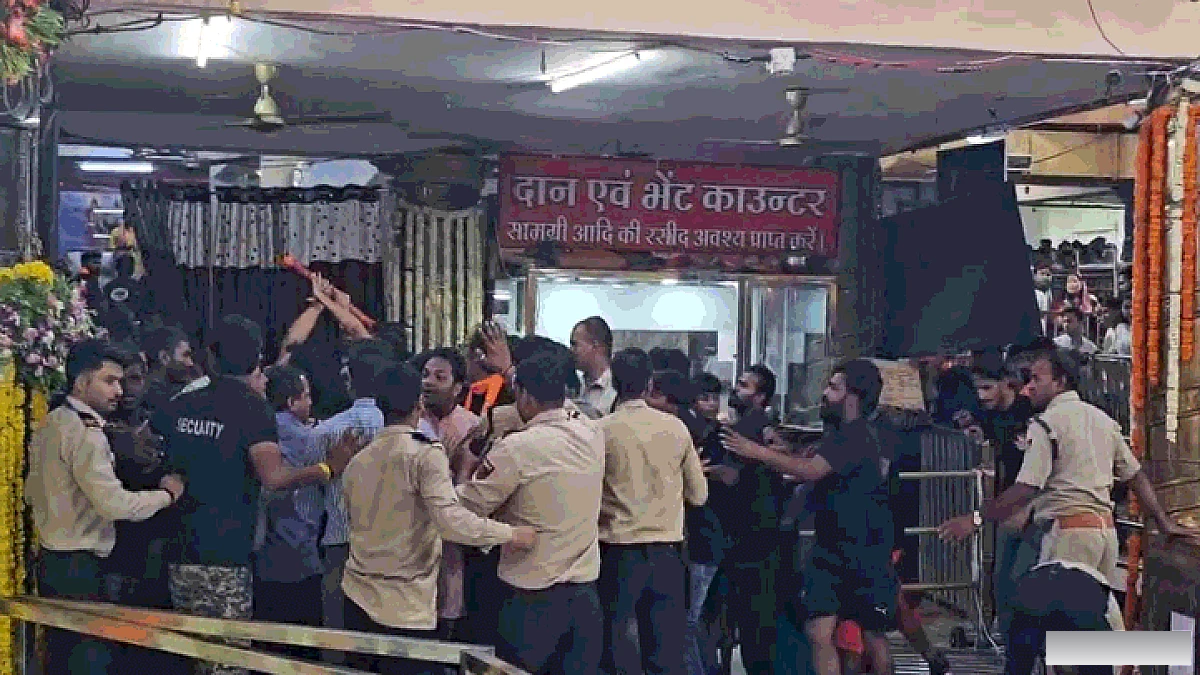 महाकाल मंदिर में बवाल: नंदी हॉल में कांवड़ियों ने किया जमकर हंगामा, बैरिकेड तोड़ गर्भगृह में घुसने की कोशिश