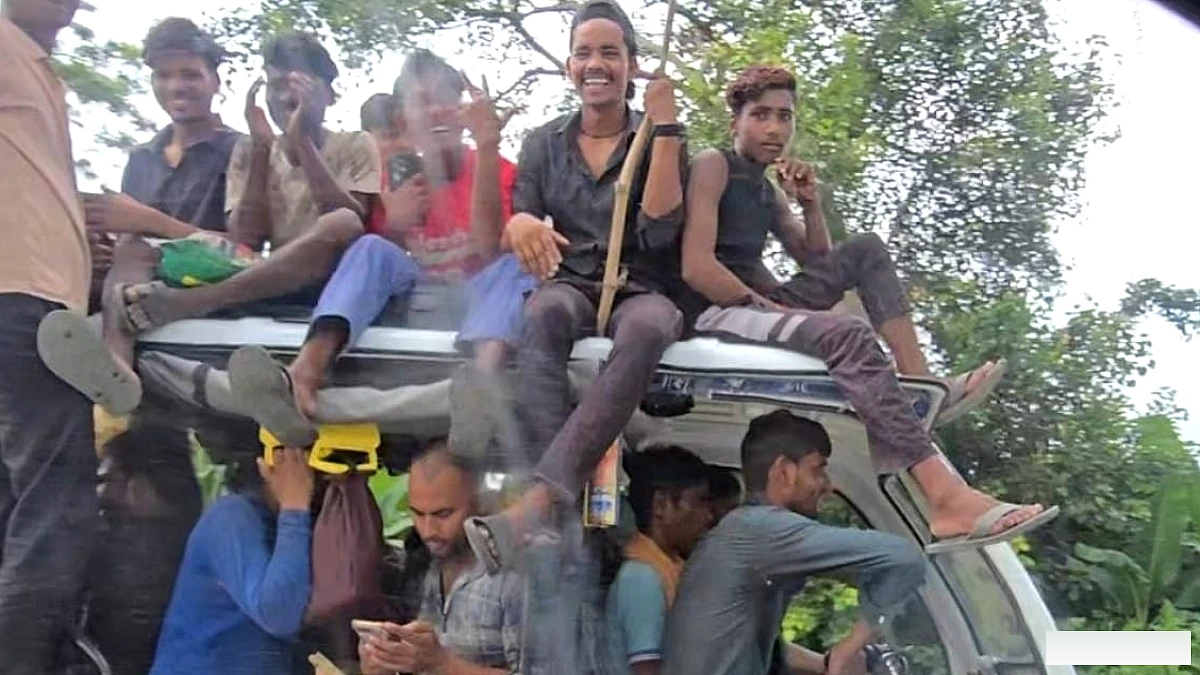 ई-रिक्शा में 24 सवारियां, दावत जैसी भीड़