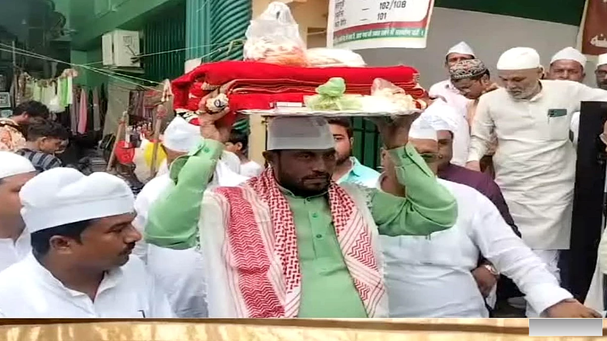 पटना के फुलवारी शरीफ में पूर्व मंत्री श्याम रजक ने खानकाह मुजीबिया में चादरपोशी कर शांति की दुआ की