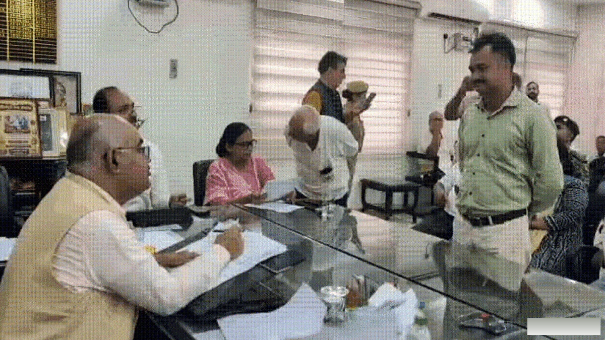 गुटखा खाकर शस्त्र लाइसेंस मांगने पहुंचा युवक, DM बोले-पीक ही तुम्हारा हथियार, रख दी अनोखी शर्त