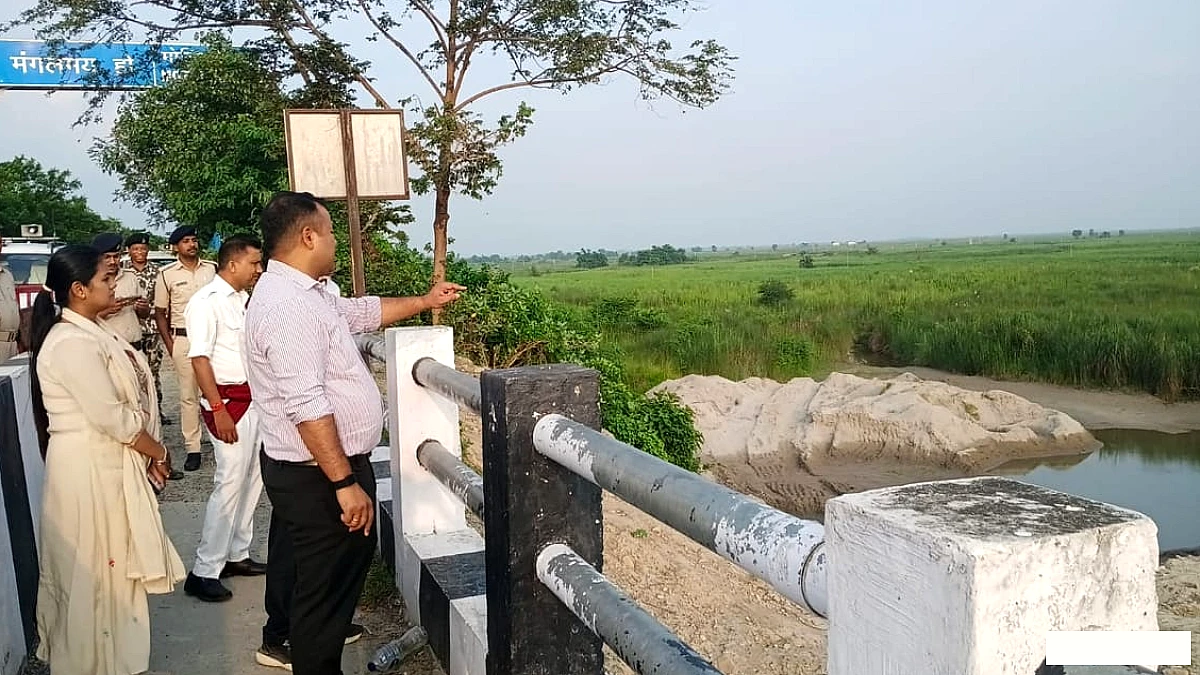गंडक के बढ़ते जलस्तर को लेकर प्रशासन अलर्ट, ADM आपदा व एसडीओ ने संवेदनशील क्षेत्रों का किया निरीक्षण