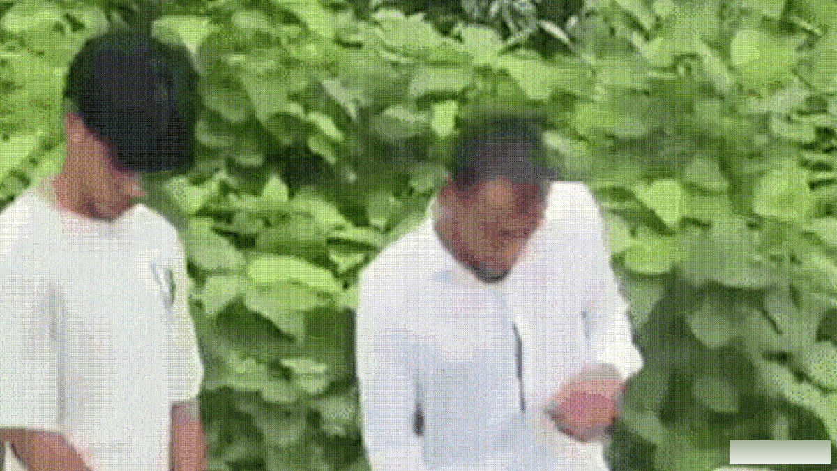 ट्यूशन पढ़कर लौट रही साहसी लड़की ने छेड़छाड़ कर रहे मनचलों पर बरसाई चप्पल, VIDEO वायरल