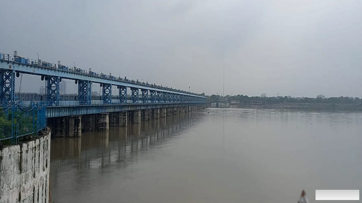 कटरी में बाढ़ का खतरा: गंगा का जलस्तर चेतावनी स्तर को पार, खेतों में पानी भरने लगा
