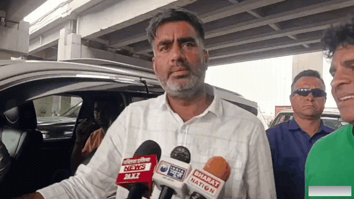 अखिलेश यादव के विवादित होर्डिंग पर भड़के सपाई, MLA अतुल प्रधान ने सड़क पर उतरने की दी चेतावनी