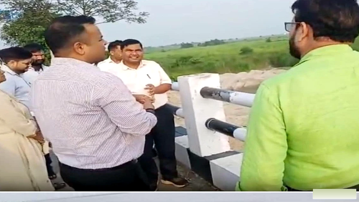 गंडक के जलस्तर में गिरावट पर गोपालगंज में अलर्ट, DM समीर सौरभ ने मंगलपुर पुल का निरीक्षण किया