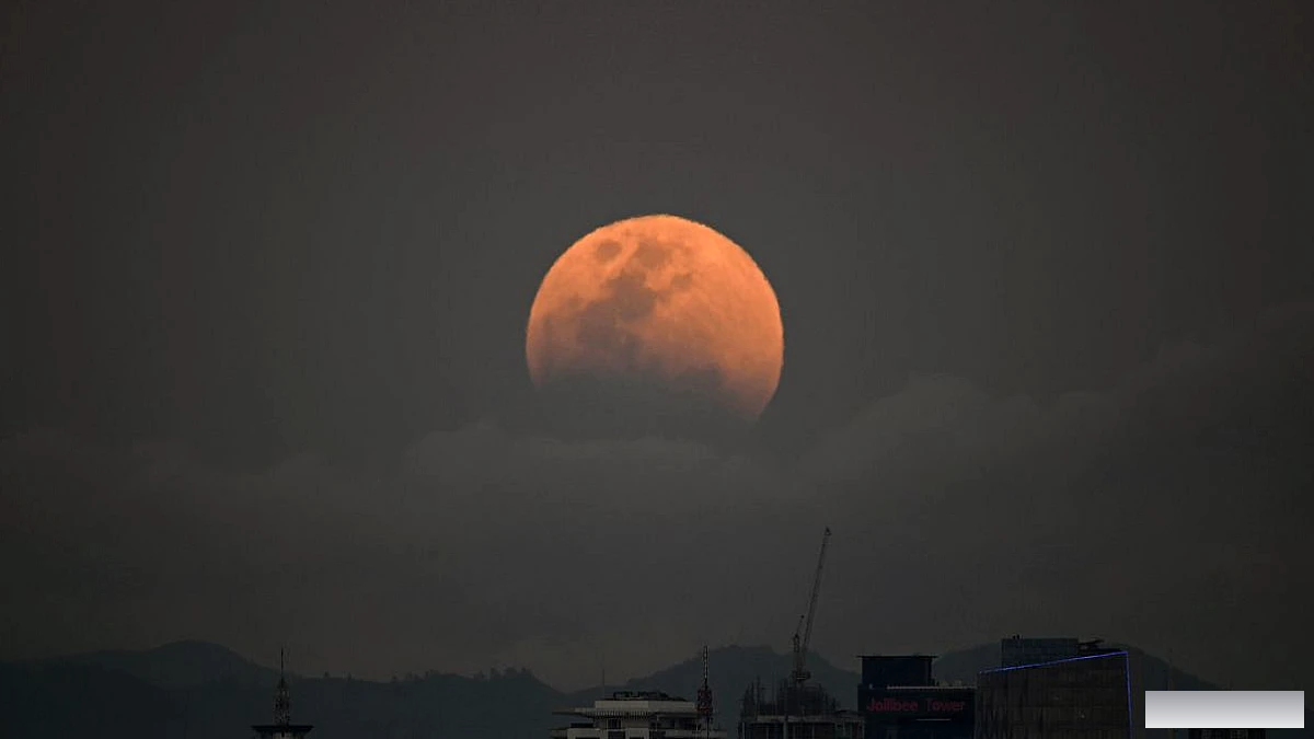 27 अगस्त को आंशिक चंद्र ग्रहण और ब्लड मून कैसे देखें