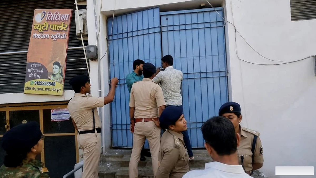 वीआईपी स्टे होम से आठ महिलाओं के साथ सात युवक हिरासत में, देह व्यापार की सूचना निकली सच